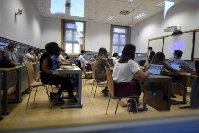 Non-EU university students in Spain will be able to stay after finishing studies