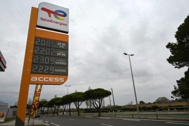 French fuel industry strike targets service stations and refineries