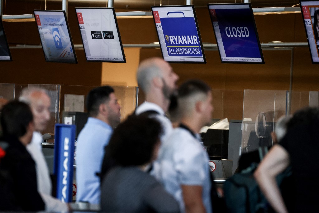 ‘Datang lebih awal’: Penumpang di bandara Eropa diperingatkan tentang gangguan perjalanan