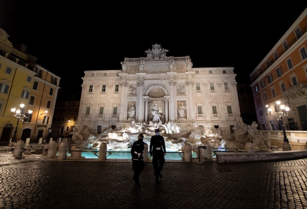 Turis didenda €450 karena berenang di Air Mancur Trevi Roma