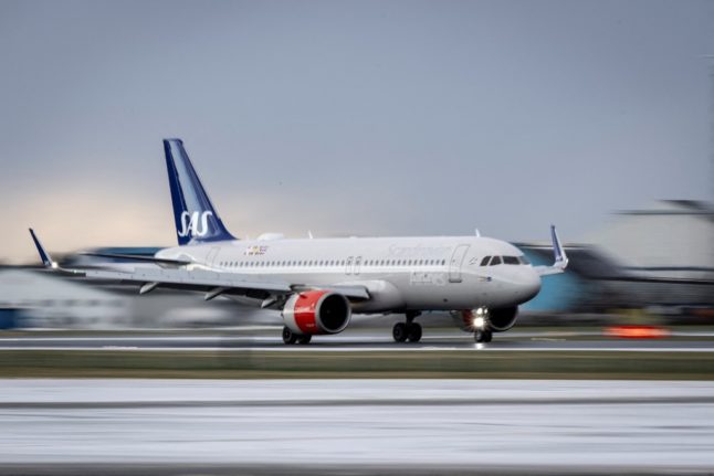 An SAS flight landing.