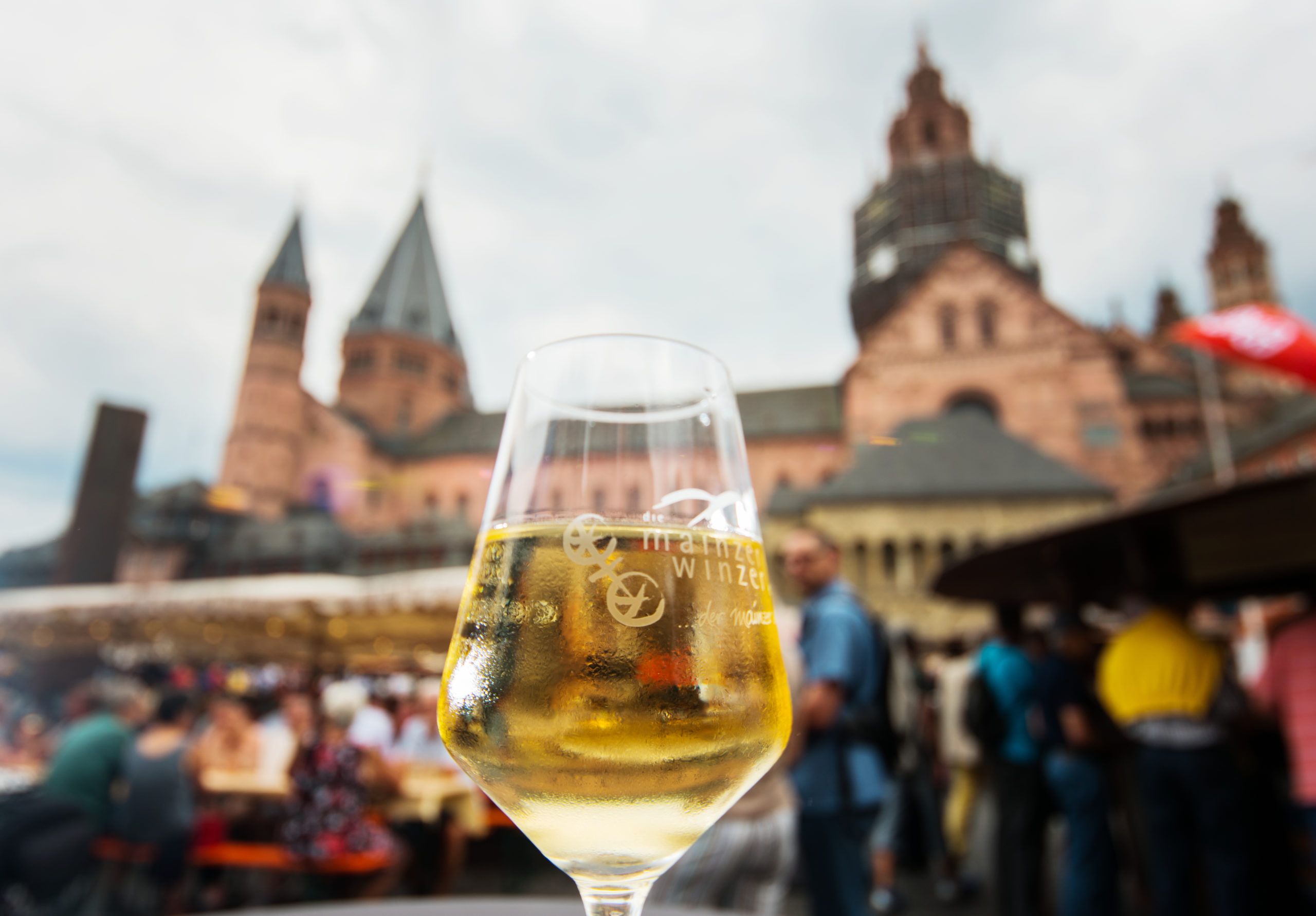 Während des Johannisnacht Festivals im Jahr 2019 steht ein Glas Wein in der Nähe der Kathedrale in Mainz.