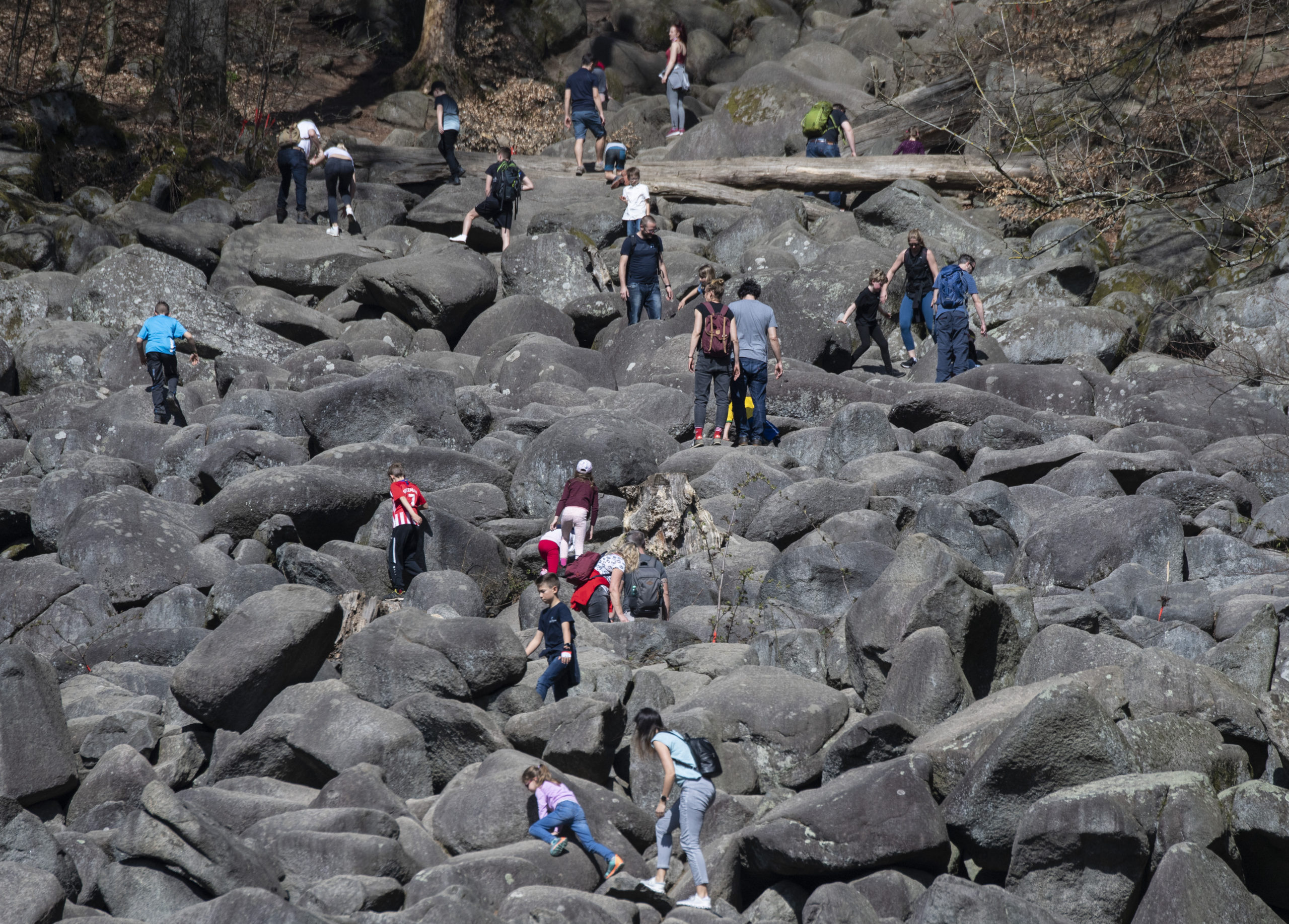 Hunderte von Besuchern klettern über die Felsen des Felsenmeer, was eine beliebte Attraktion im Odenwald darstellt.
