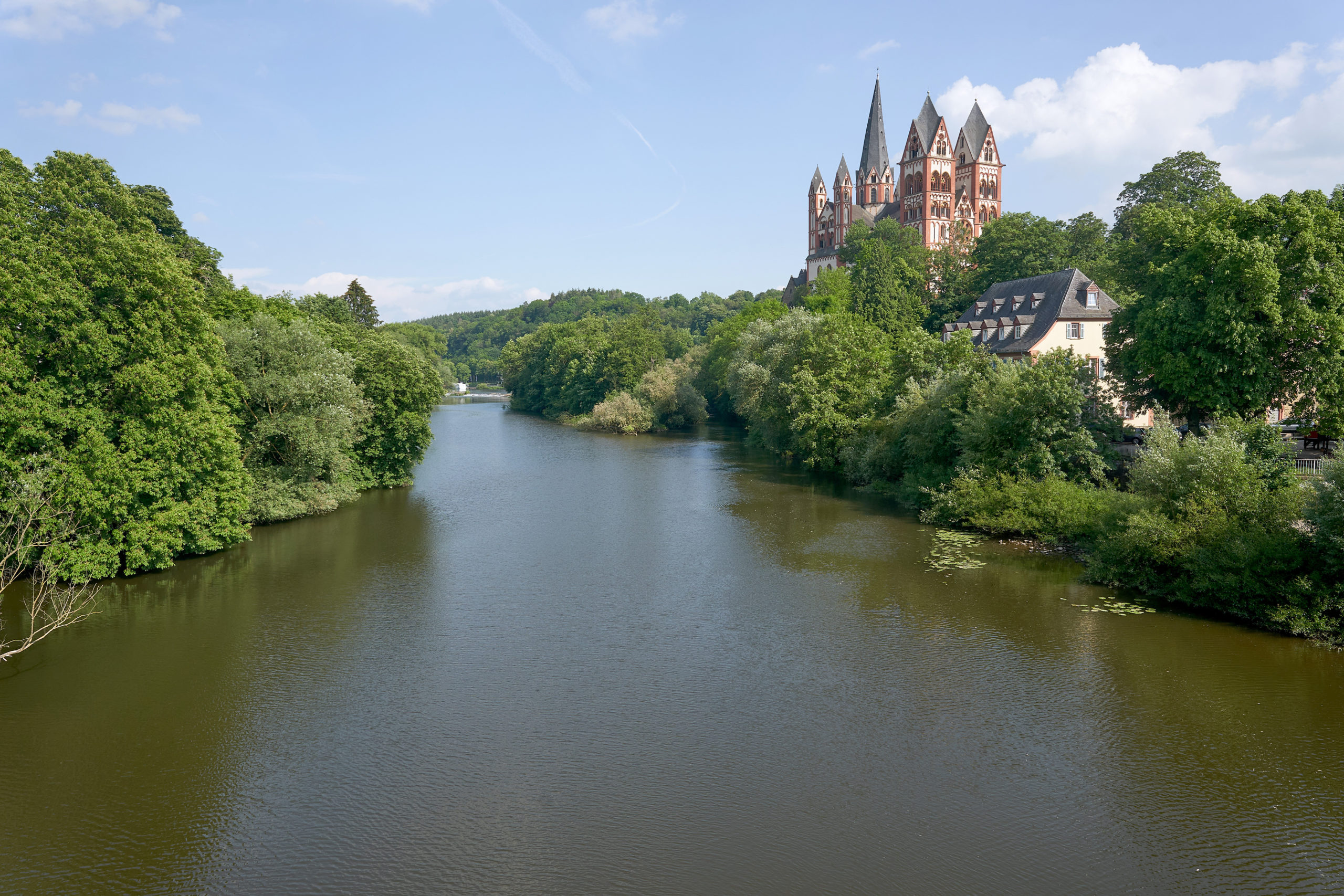 Ein Blick auf den Fluss Lahn und die Kathedrale in Limburg.