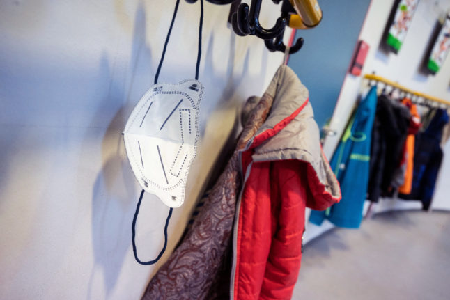 An FFP2 mask hangs on a coat hanger at a school in Stuttgart.