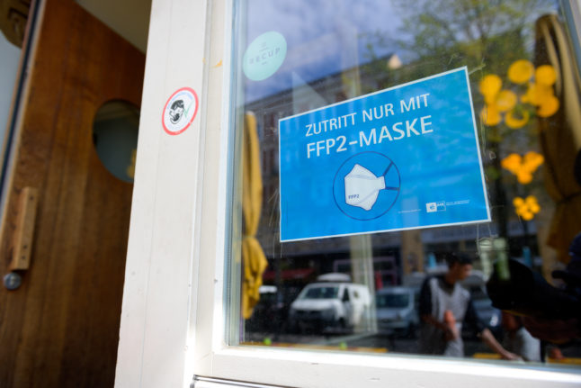 A sign telling customers to wear an FFP2 mask at a shop in Hamburg in April.