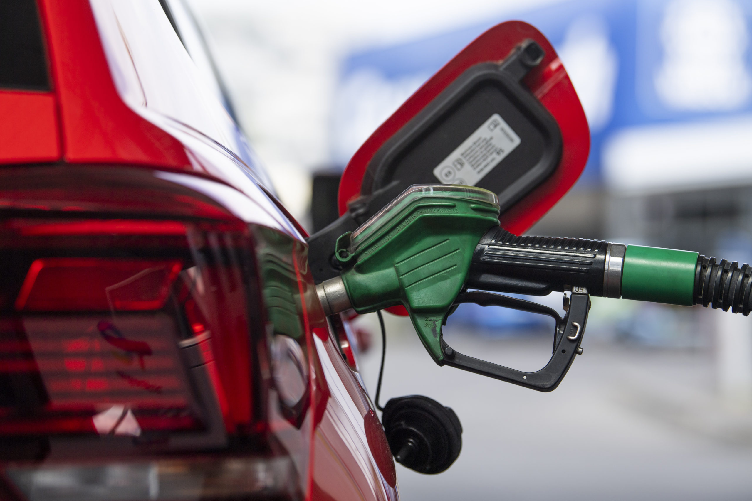 Pengemudi di Jerman menghadapi harga bahan bakar yang lebih tinggi di pagi hari