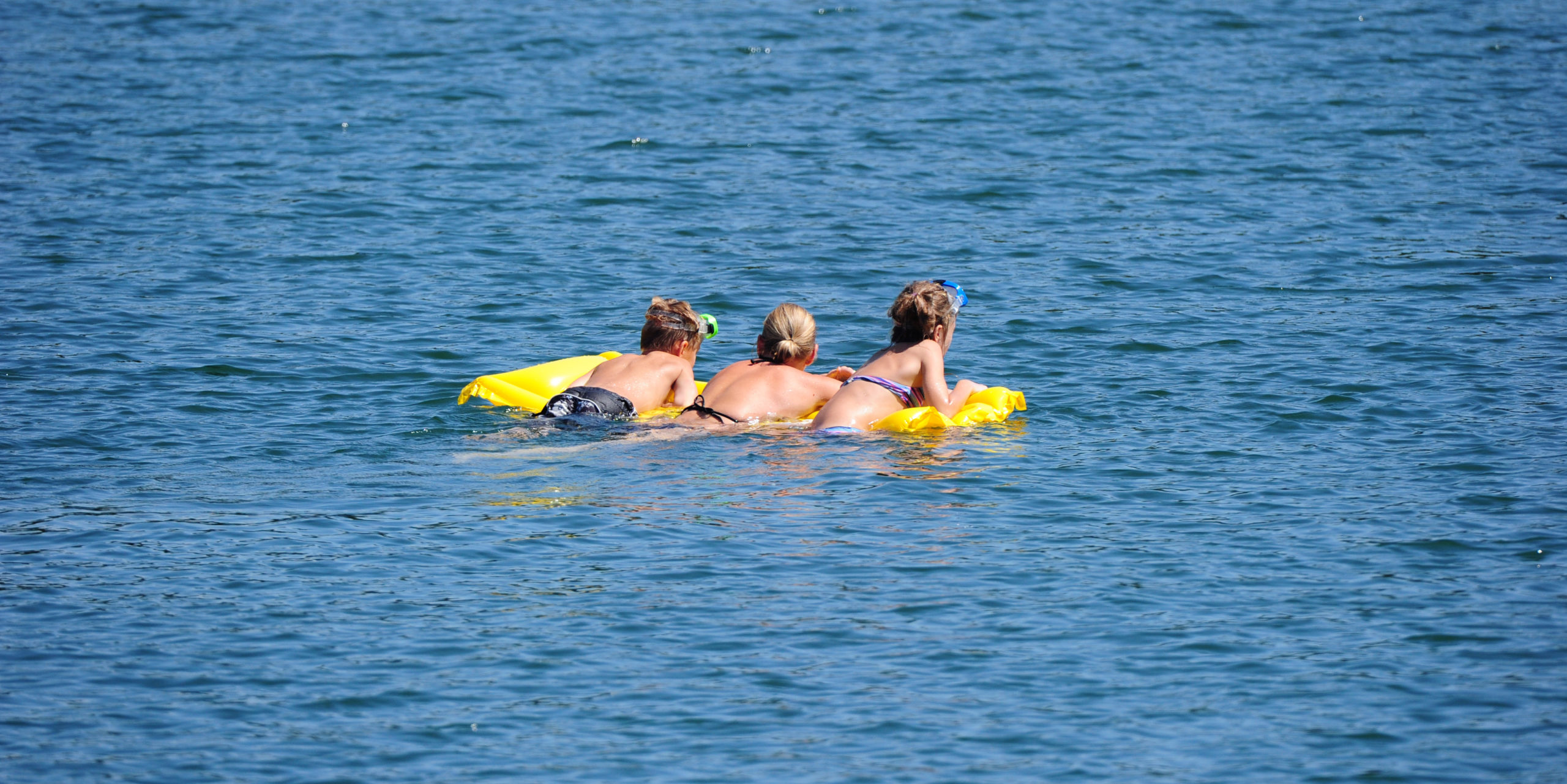 Die Leute genießen ein Bad im Badesee Walldorf.
