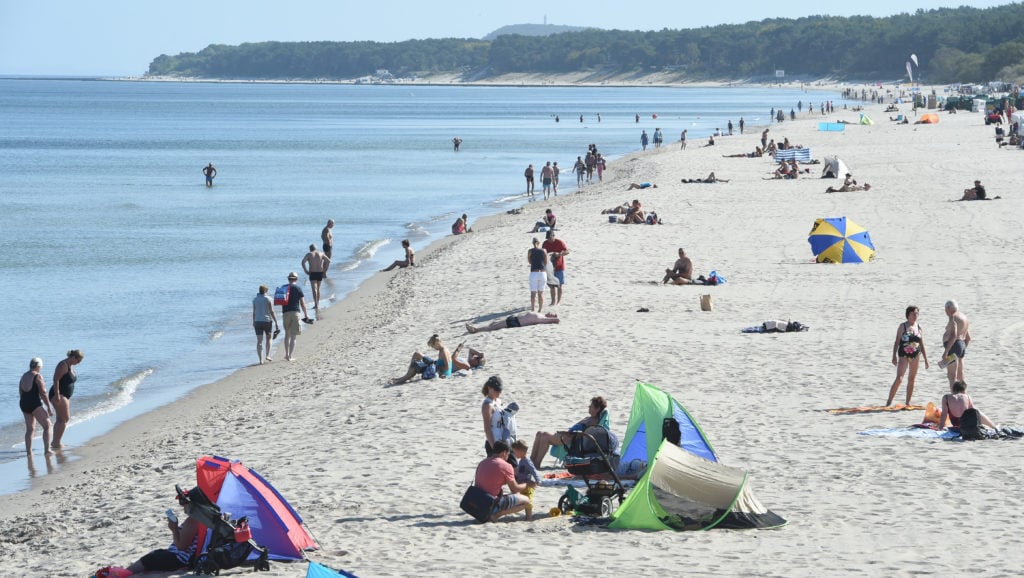  Tourists and visitors enjoy the sunny weather on the Baltic Sea beach of Zinnowitz on the island of Usedom. 