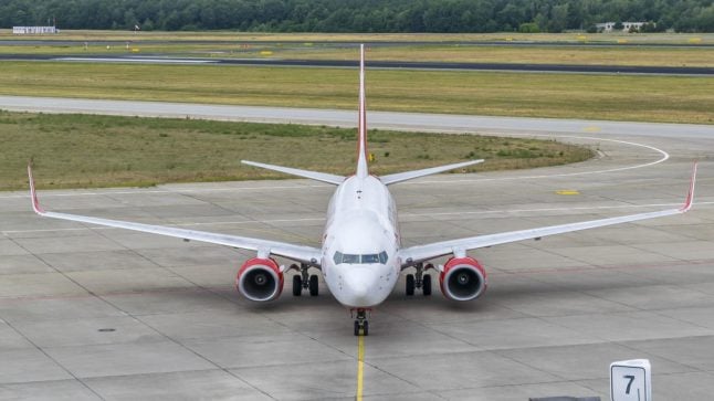 Austrian Airlines workers threaten strike