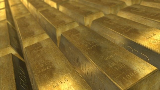 Switzerland bans imports of Russian gold
