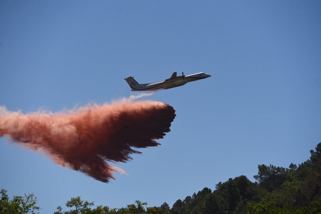 Plane dousing wildfire near Besseges in France
