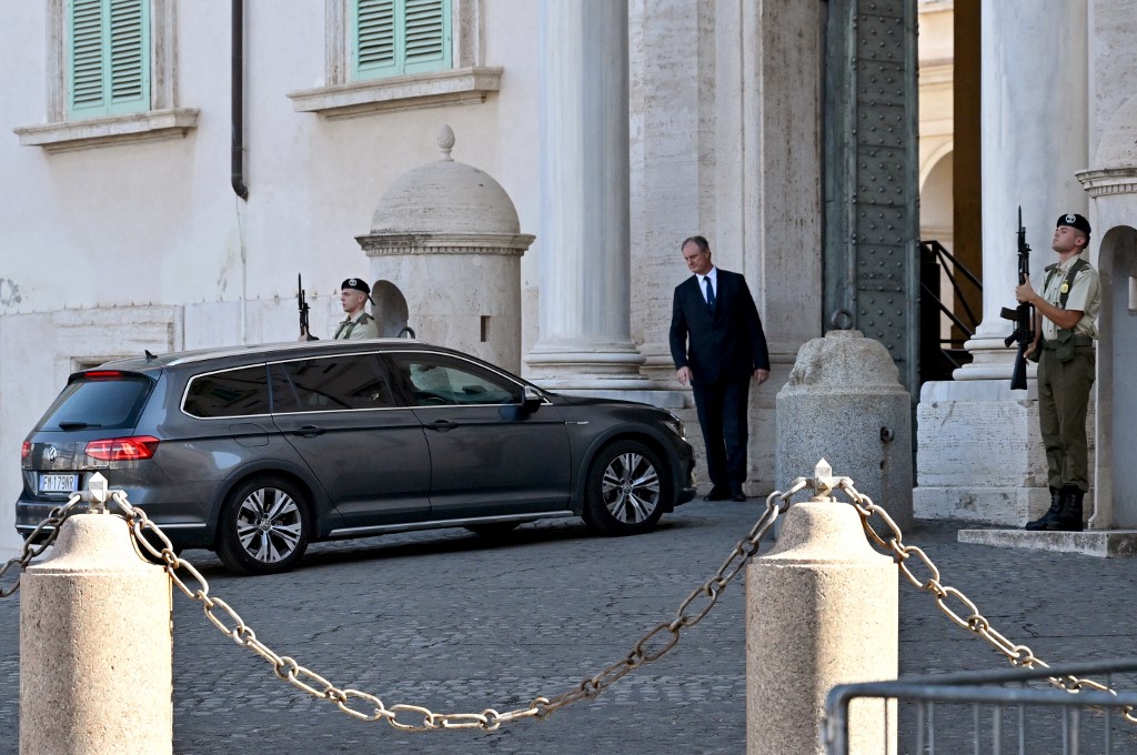 Italy's Draghi steps down after government implodes thumbnail
