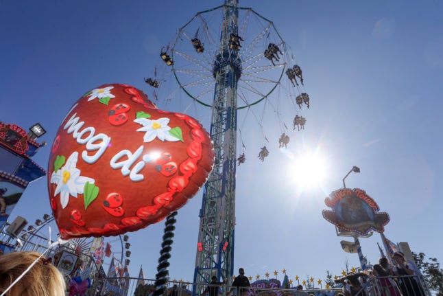 A balloon with the Bavarian saying: "I mog di" (I like you) written on it at Oktoberfest in 2019. 