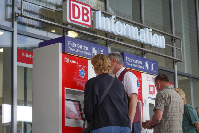 Passengers use the ticket machines at Berlin Gesundbrunnen stationPassengers use the ticket machines at Berlin Gesundbrunnen stationPassengers use the ticket machines at Berlin Gesundbrunnen station