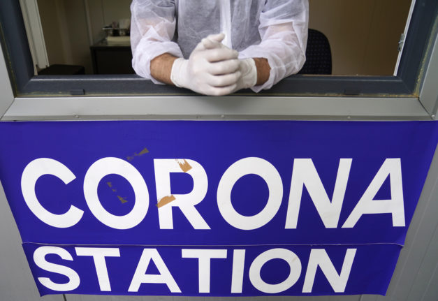 An employee stands at a Covid test station in Hamburg.