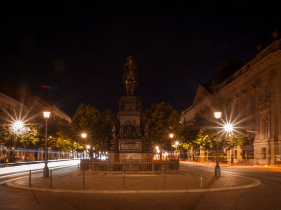 A statue on Berlin's Unter den Linden is no longer illuminated. 