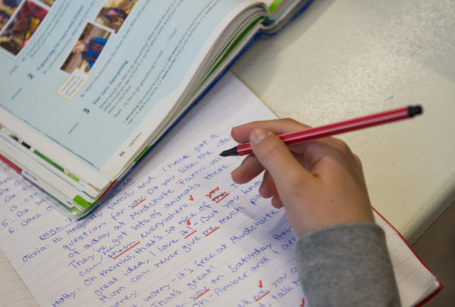 A pupil writes in English at a German school. 