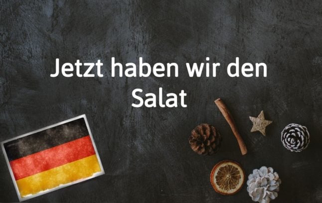 Blackboard with Jetzt haben wir den Salat on it