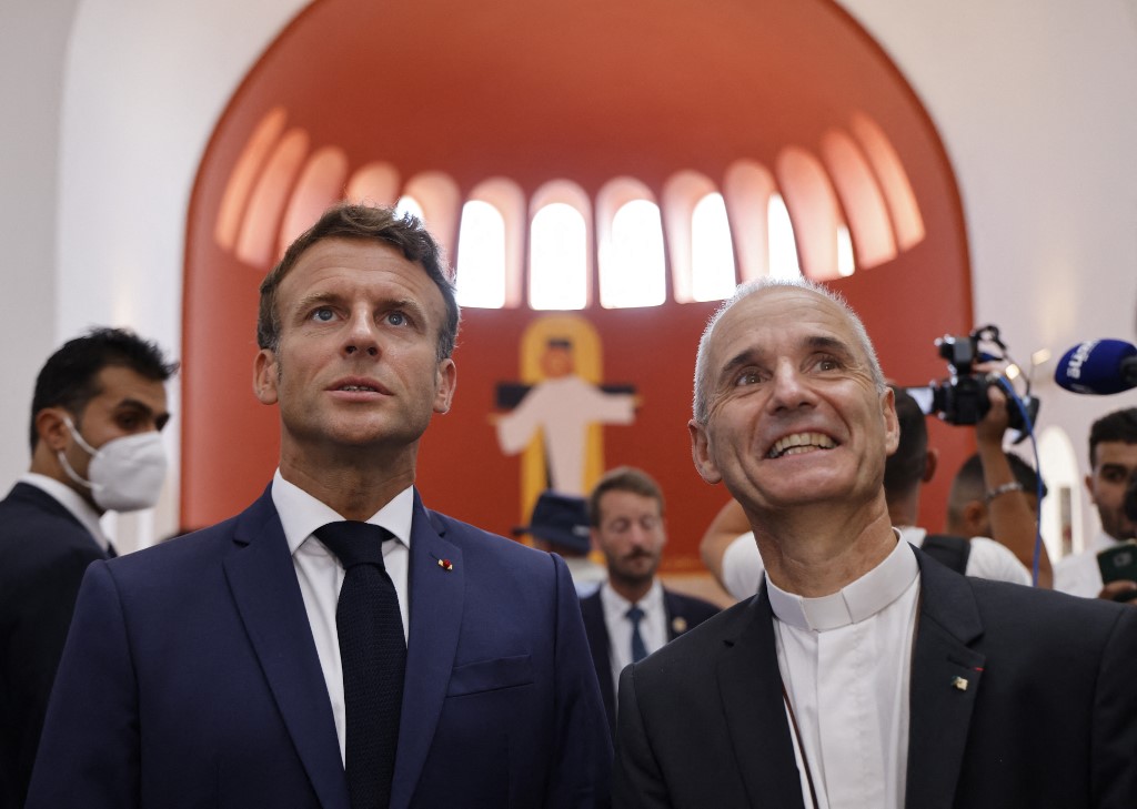 France's President Emmanuel Macron (C) and  Algiers' archbishop Mgr Jean-Paul Vesco