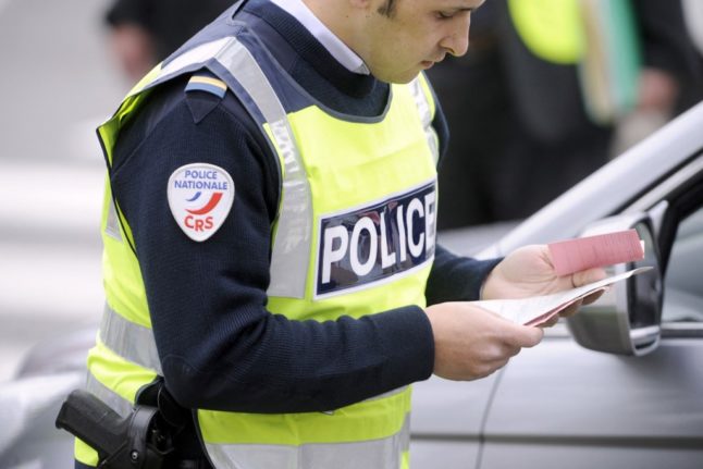 Reader question: Do French police have the right to see my ID?