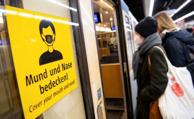 People wear FFP2 masks on the U-Bahn in Munich in December 2021. 