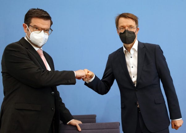 Health Minister Karl Lauterbach (SPD) and Marco Buschmann (FDP), fist bump at the press conference on Wednesday.