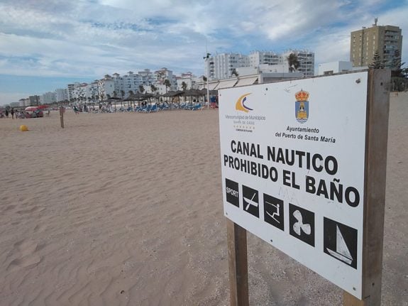 VIDEO: 'Mini tsunami' shocks beachgoers in southern Spain 
