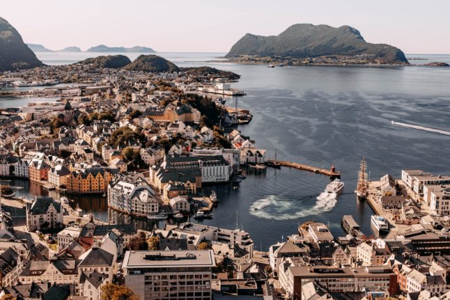 What are my rights while I wait for my Norwegian residence permit to be extended?