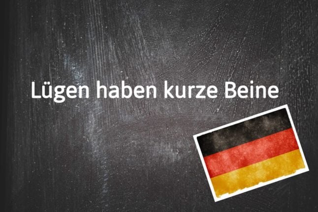 A blackboard with the words: Lügen haben kurze Beine