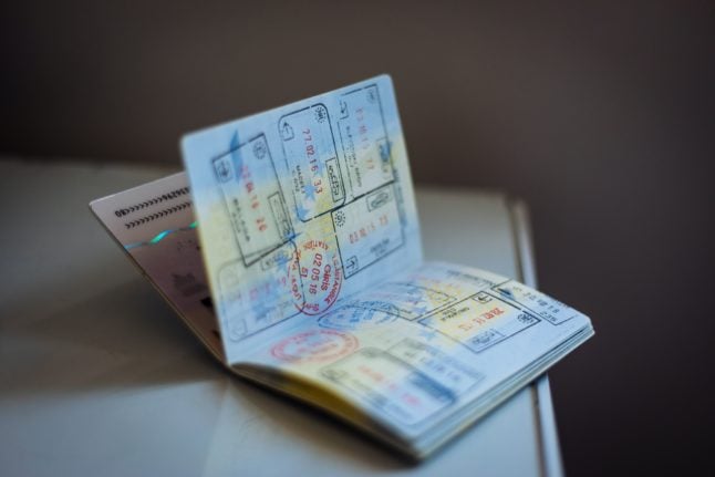 Do foreigners in Austria have to carry ID?