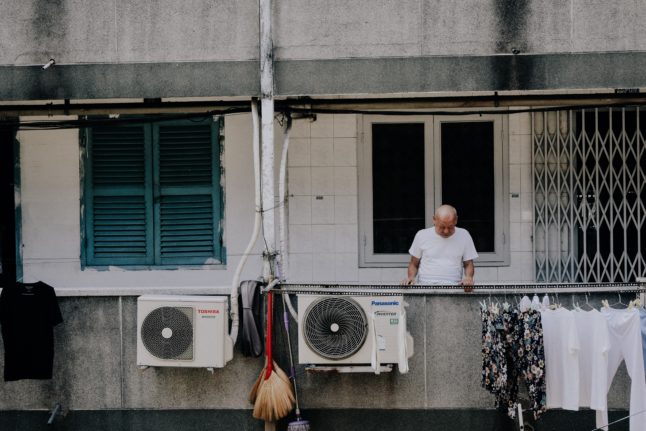 What are the limits on air conditioner use in Italy?