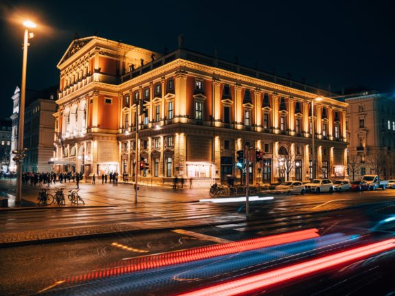 Vienna forced to dim street lighting and cancel some Christmas illuminations