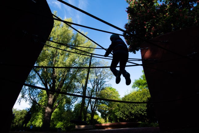 A six-year old at a playground's obstacle course in Hanover. Photo: picture alliance/dpa | Julian Stratenschulte