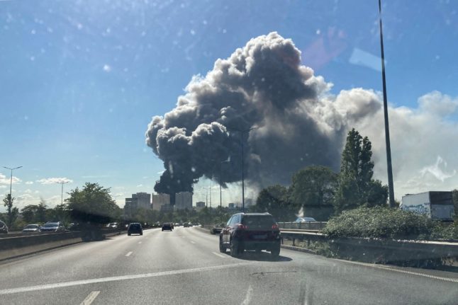 Huge fire destroys warehouse at giant Paris market