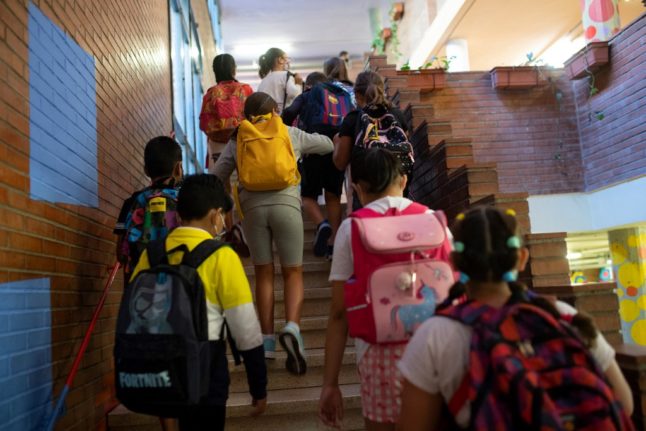 Thousands demonstrate in support of Spanish in Catalonian classrooms