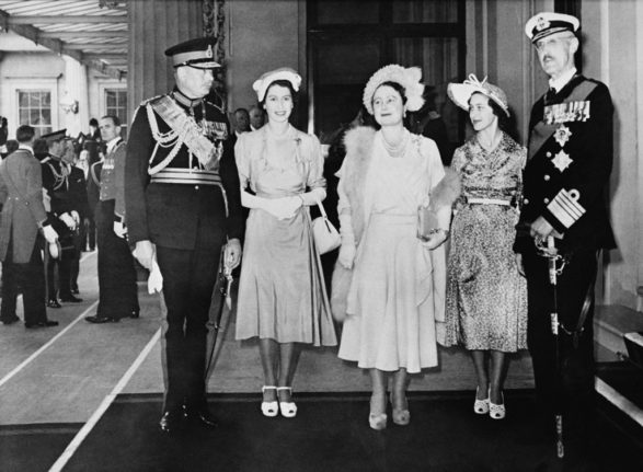 From left: The Duke Henry of Gloucester, Princess Elizabeth, her mother the Queen Elizabeth, Princess Margaret and the King Haakon VII of Norway pose for a picture 06 June 1951 in London at the beginning of the King Haakon visit to Britain. Photo by AFP.
