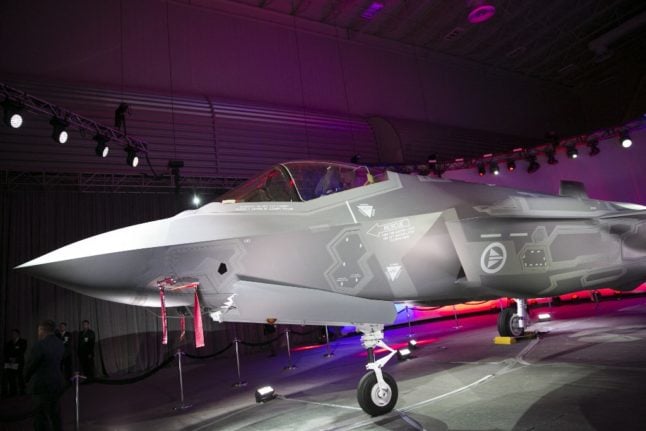 Switzerland signs contract for 36 US fighter jets