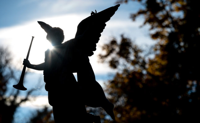 An angel figure in the West Cemetery in Munich on November 1st, 2021.