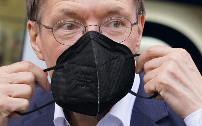 Health Minister Karl Lauterbach wears a mask at the end of August.