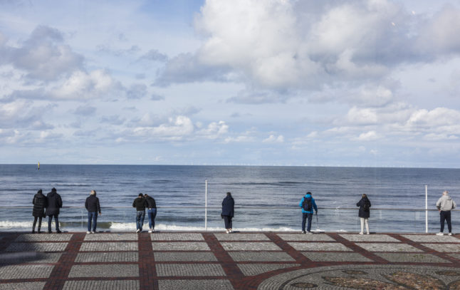 People walk near the North Sea in Westerland, Sylt on September 28th. Temperatures have dropped in Germany.