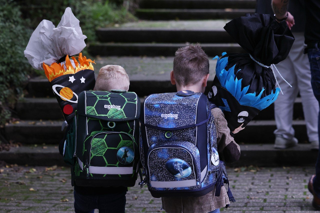 Youngsters go to school in Düsseldorf on August 8th.