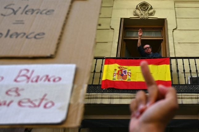 Why do many people see Spain's flag as a fascist symbol?