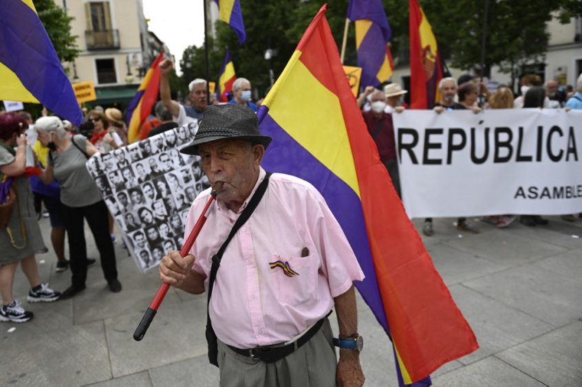 Why do many people see Spain’s flag as a fascist symbol?