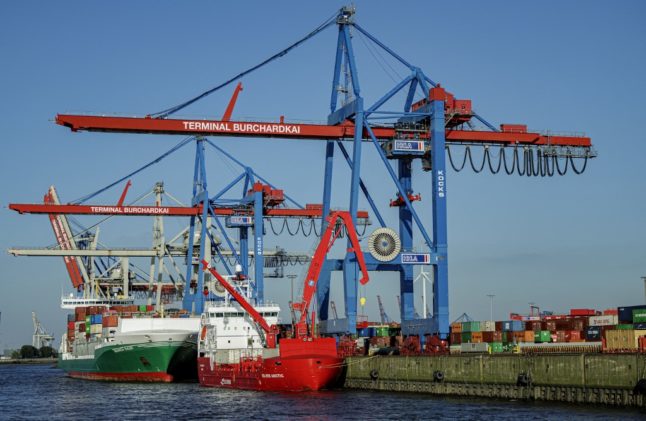 container ships discharged at hamburg port