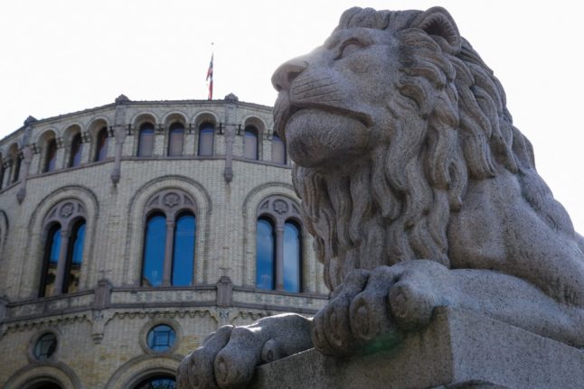 lion statue in front of the Oslo parliament