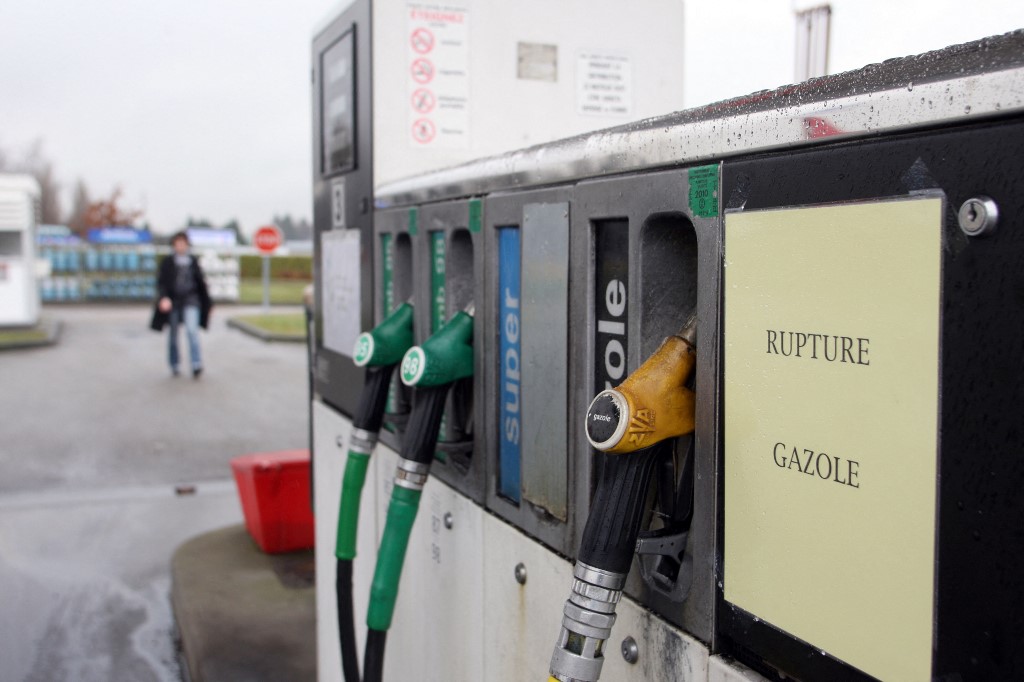 why-do-petrol-pump-and-liquor-dealers-not-liable-to-mention-tax-on