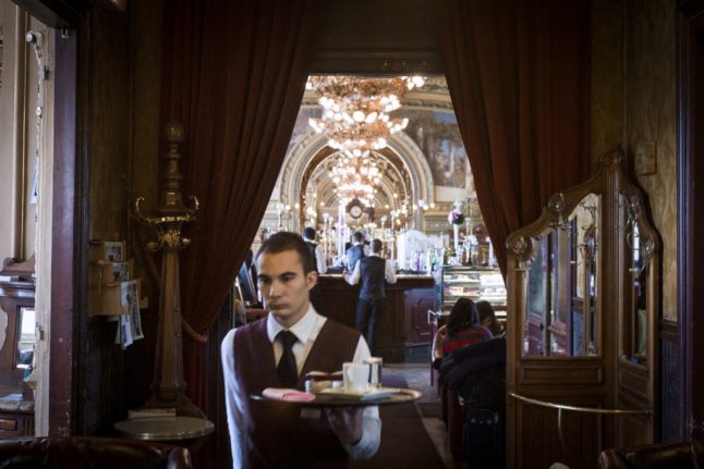 FACTCHECK: Do French waiters really tell customers what they can order?