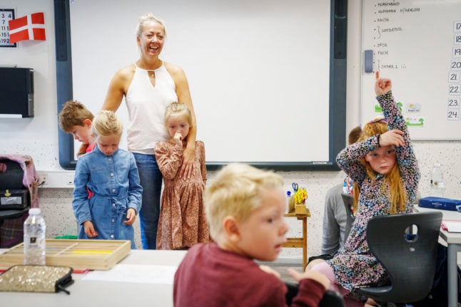 A teacher ad her pupils in 0 klasse at a Danish primary school..