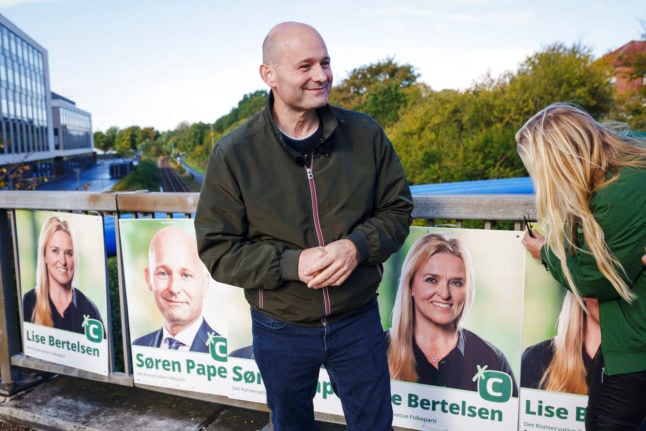 Leader of the Conservative Party Søren Pape Poulsen hangs up election posters in Viborg, Saturday 8th October 2022.